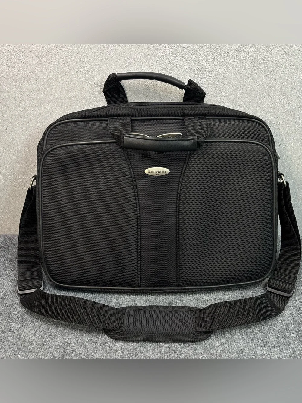 Samsonite Black Laptop Messenger Bag Briefcase Carry on Travel Busines 937795